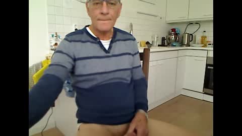 Snapshot of hankk54 chatting on 11-04-25, 10:14 hankk54 online show from 11-04-25, 10:14