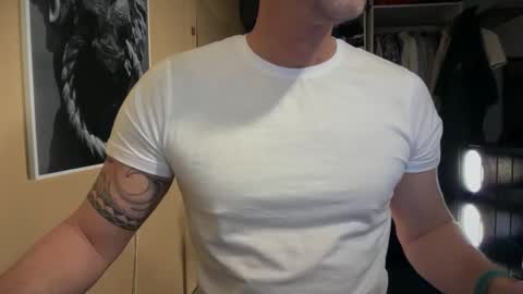 Snapshot of hankmoody6 chatting on 01-10-25, 05:02 hanky online show from 01-10-25, 05:02