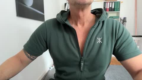 Snapshot of hankmoody6 chatting on 10-19-25, 01:23 hanky online show from 10-19-25, 01:23