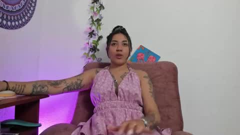 Snapshot of hanna_moore1 chatting on 01-15-25, 05:58 Camila online show from 01-15-25, 05:58