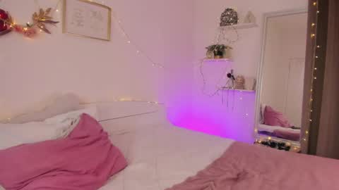Snapshot of hannacrush chatting on 05-19-26, 08:04 HannahIm a simple girl who likes gifts Lovense is activeThere are legends that in this room all your wish can come true online show from 05-19-26, 08:04