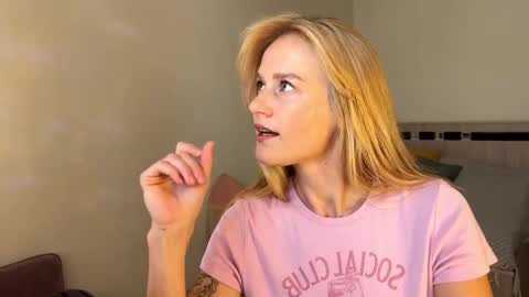 Snapshot of hannah_levis_ chatting on 09-30-25, 08:08 hannah levis online show from 09-30-25, 08:08