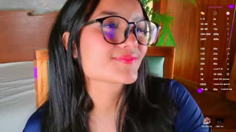 Snapshot of hannahmonttgomery chatting on 06-10-26, 04:23 hannahmonttgomery Help me reach 100 Hands up online show from 06-10-26, 04:23