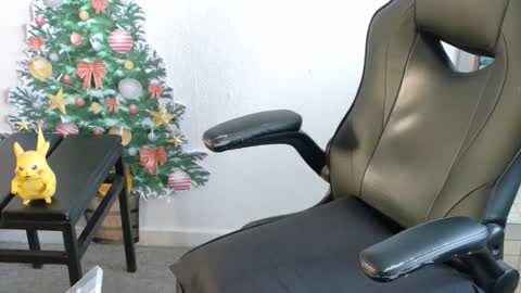 Snapshot of hansi63 chatting on 12-21-25, 01:18 charly online show from 12-21-25, 01:18