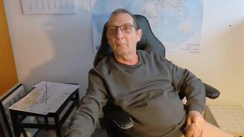 Snapshot of hansi63 chatting on 01-18-26, 02:32 charly online show from 01-18-26, 02:32
