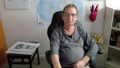 Snapshot of hansi63 chatting on 02-24-26, 08:12 charly online show from 02-24-26, 08:12