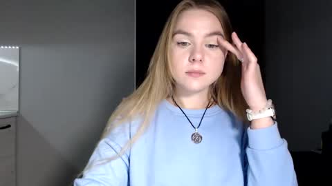 happy_fox_ online show from 04-12-26, 08:25