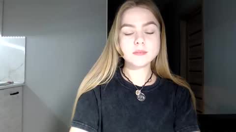 happy_fox_ online show from 04-22-26, 07:59