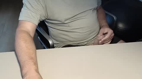 Snapshot of happybugger chatting on 09-21-25, 03:24 Cum for you online show from 09-21-25, 03:24