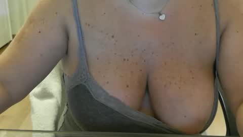 Snapshot of happyyuma chatting on 09-16-25, 01:23 happyyuma online show from 09-16-25, 01:23