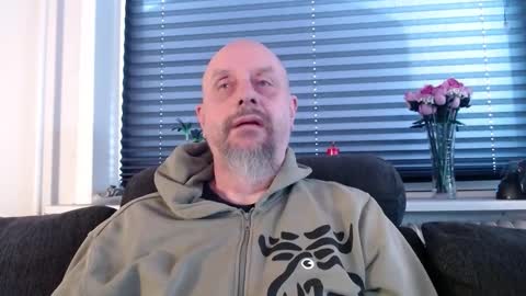 Snapshot of hardmrlazy chatting on 01-08-26, 11:12 MrLazy online show from 01-08-26, 11:12