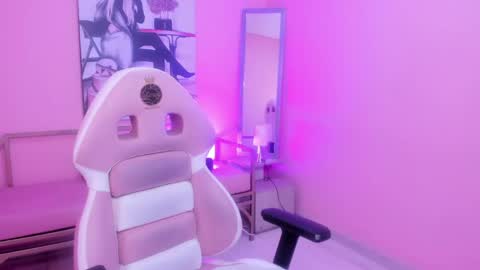 Snapshot of hari_rose chatting on 05-27-26, 01:30 PVT 12TK 8AM - 2PM COLOMBIA online show from 05-27-26, 01:30