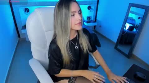 Snapshot of harper_woods chatting on 01-17-26, 02:44 Harper online show from 01-17-26, 02:44