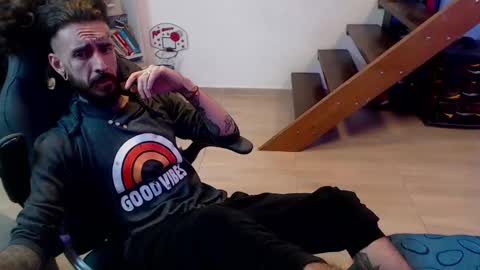 Snapshot of harry_reems_ chatting on 01-11-25, 12:22 OMAR online show from 01-11-25, 12:22