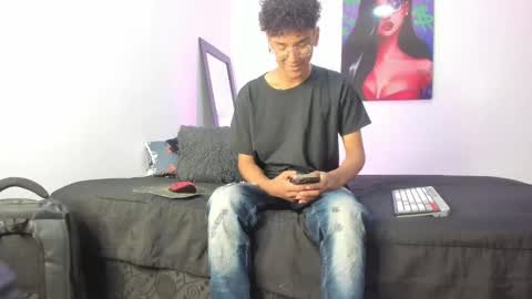 Snapshot of harrytwink18 chatting on 02-27-25, 01:17 HARRY online show from 02-27-25, 01:17