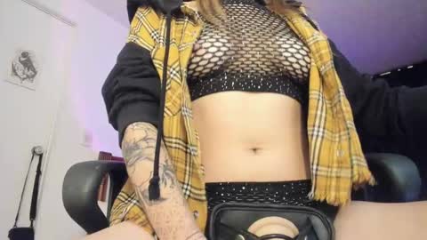 Snapshot of hat_girl chatting on 11-13-25, 04:33 Nicole online show from 11-13-25, 04:33