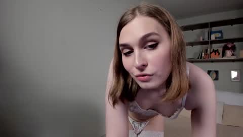 Mia online show from 11-21-25, 06:01