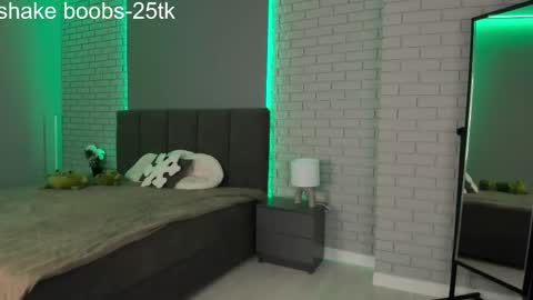 Snapshot of hazel_7 chatting on 10-26-25, 11:16 Liya dont forget to thumbs up me online show from 10-26-25, 11:16