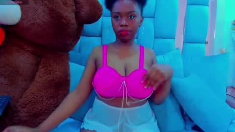 hazel_lanee online show from 04-19-26, 05:07