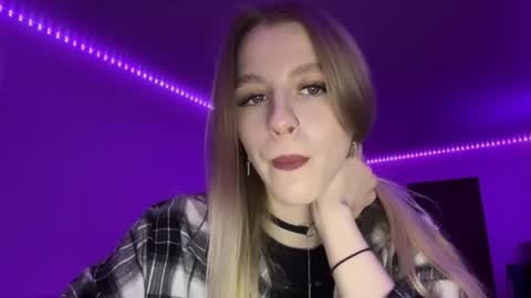 Snapshot of hazelbelgrade chatting on 12-16-25, 01:27 Vuklly online show from 12-16-25, 01:27