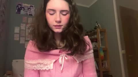 Snapshot of hedwiggrossberg chatting on 12-15-25, 02:10 Sarah online show from 12-15-25, 02:10