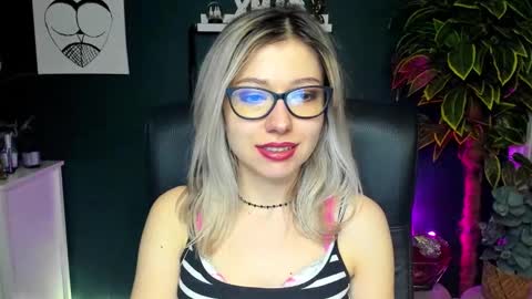 Snapshot of heidi_pleasure chatting on 12-19-24, 12:01 Heidi online show from 12-19-24, 12:01