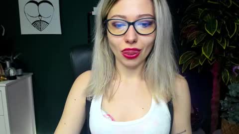 Snapshot of heidi_pleasure chatting on 12-23-24, 07:38 Heidi online show from 12-23-24, 07:38