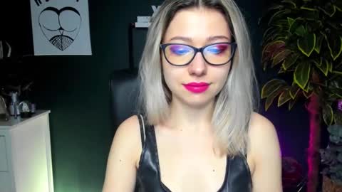 Snapshot of heidi_pleasure chatting on 12-24-24, 07:39 Heidi online show from 12-24-24, 07:39
