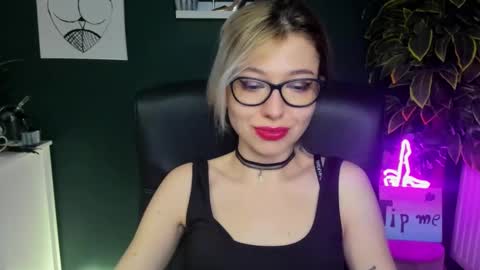 Snapshot of heidi_pleasure chatting on 01-22-25, 08:29 Heidi online show from 01-22-25, 08:29