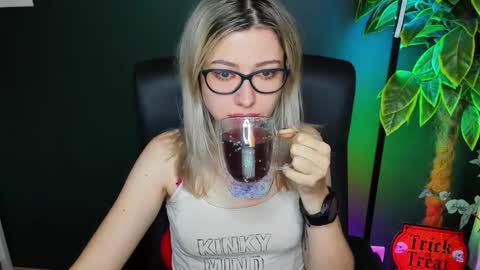 Snapshot of heidi_pleasure chatting on 11-06-25, 06:36 Heidi online show from 11-06-25, 06:36