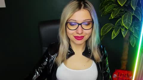 Snapshot of heidi_pleasure chatting on 11-12-25, 05:30 Heidi online show from 11-12-25, 05:30