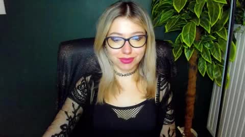 Snapshot of heidi_pleasure chatting on 12-17-25, 06:30 Heidi online show from 12-17-25, 06:30