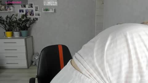 Snapshot of helen_angel_girl chatting on 09-15-25, 06:24 Helen sven online show from 09-15-25, 06:24