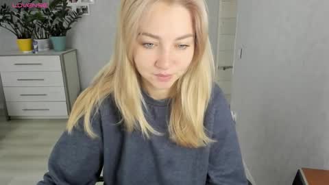 Snapshot of helen_angel_girl chatting on 09-19-25, 06:26 Helen sven online show from 09-19-25, 06:26