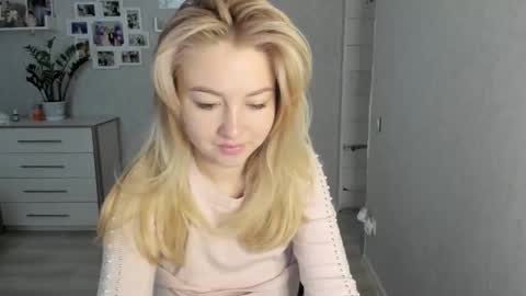 Snapshot of helen_angel_girl chatting on 10-08-25, 05:27 Helen sven online show from 10-08-25, 05:27