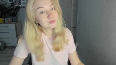 Snapshot of helen_angel_girl chatting on 10-18-25, 05:10 Helen sven online show from 10-18-25, 05:10