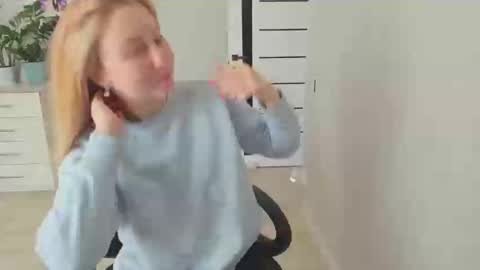 Snapshot of helen_angel_girl chatting on 10-23-25, 08:35 Helen sven online show from 10-23-25, 08:35