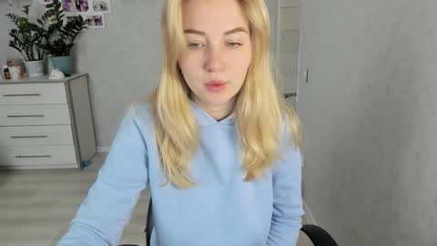 Snapshot of helen_angel_girl chatting on 10-28-25, 05:55 Helen sven online show from 10-28-25, 05:55