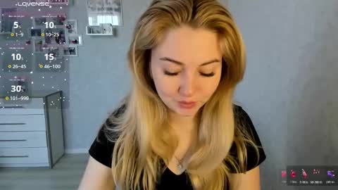 Snapshot of helen_angel_girl chatting on 03-11-26, 06:30 Helen sven online show from 03-11-26, 06:30