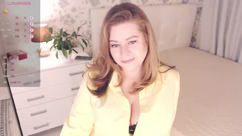 Snapshot of helenbonham chatting on 10-11-25, 05:17 Helena Bonham online show from 10-11-25, 05:17