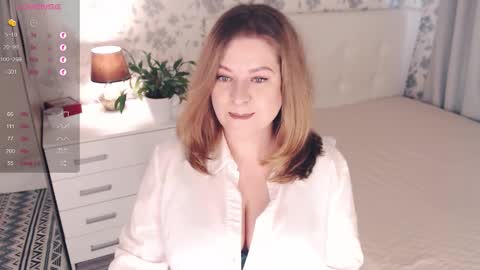 Snapshot of helenbonham chatting on 10-15-25, 06:35 Helena Bonham online show from 10-15-25, 06:35