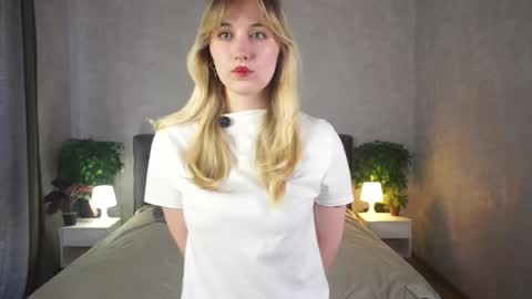 Snapshot of helenstormes chatting on 04-16-26, 09:10 Bella online show from 04-16-26, 09:10