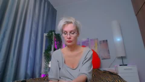 Snapshot of helgahimmele chatting on 02-15-25, 10:44 Helga online show from 02-15-25, 10:44