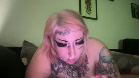 Snapshot of hell0kittyblood chatting on 03-09-25, 06:28 Bunnie Rotz online show from 03-09-25, 06:28