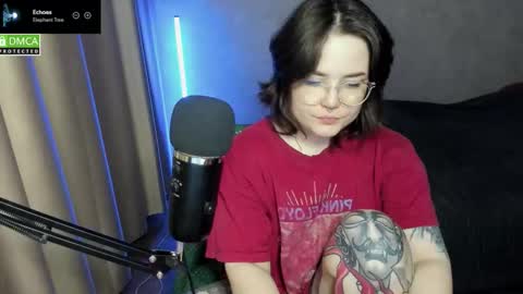 Snapshot of hell_hotline chatting on 12-17-25, 06:47 Red online show from 12-17-25, 06:47