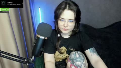 Snapshot of hell_hotline chatting on 12-20-25, 06:59 Red online show from 12-20-25, 06:59