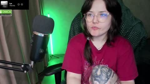 Snapshot of hell_hotline chatting on 02-11-26, 10:04 Red online show from 02-11-26, 10:04