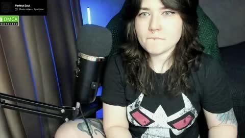 Snapshot of hell_hotline chatting on 05-25-26, 06:47 Red online show from 05-25-26, 06:47