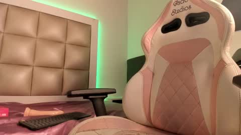 Snapshot of hellen__smith_ chatting on 09-10-25, 02:11 hellen__smith_ online show from 09-10-25, 02:11