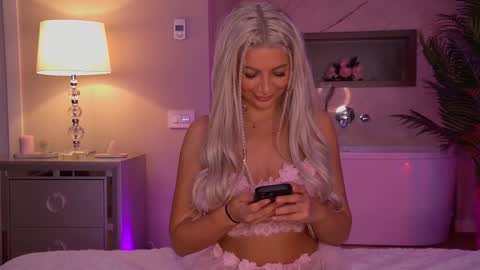 Snapshot of hellenroyy chatting on 09-20-25, 03:29 hellenroyy online show from 09-20-25, 03:29